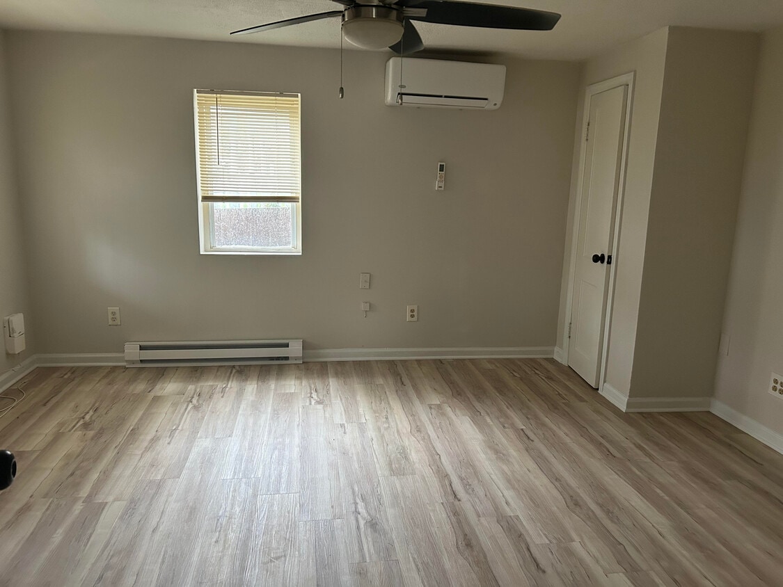 master room - 854 W Washington St