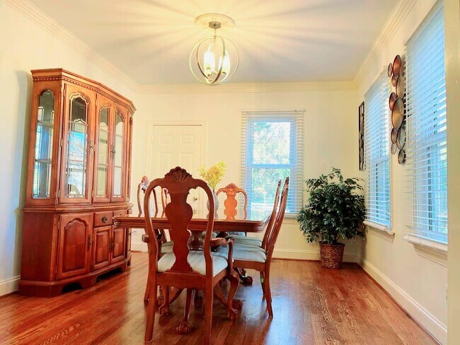 Dining room - 5303 W Friendly Ave