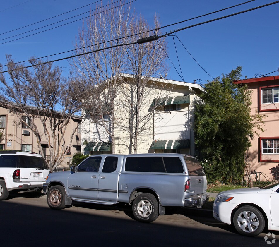 Foto del edificio - 7418 Canby Ave