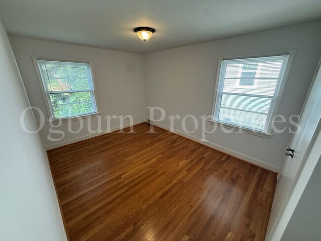 Foto del edificio - 2403 Lyndhurst Ave