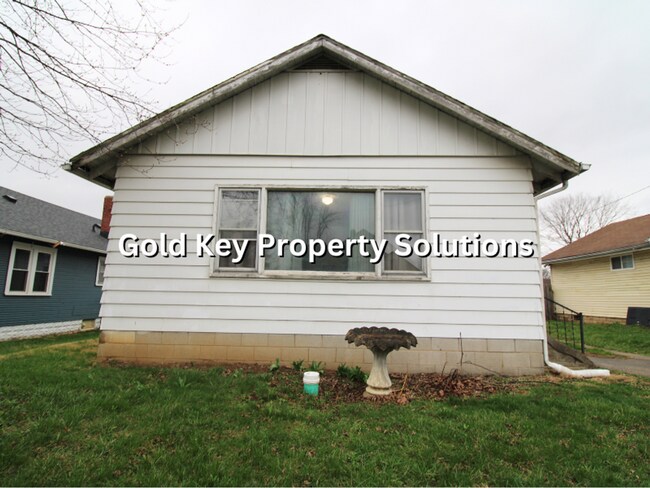 Foto del edificio - Large 2 BR 1 BA House with Family Room, Basement, Garage, and Separate Storage Building (SECTION ...