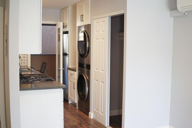 Building Photo - 1803 E Chevy Chase Dr #3