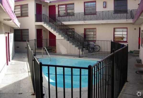 Patio y piscina - 7907 Brimfield Ave