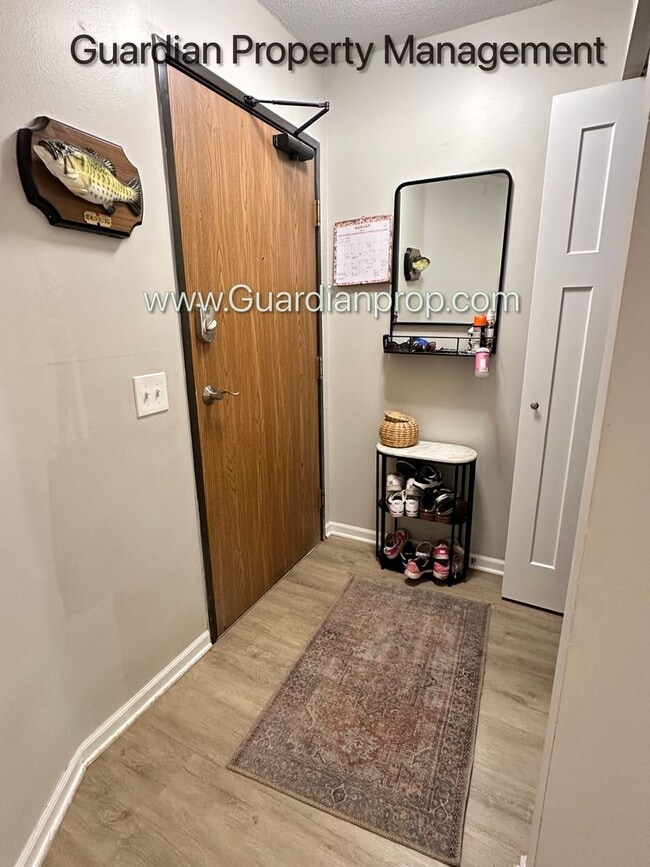 Building Photo - Renovated Champlin 2nd Floor Apartment, Di...