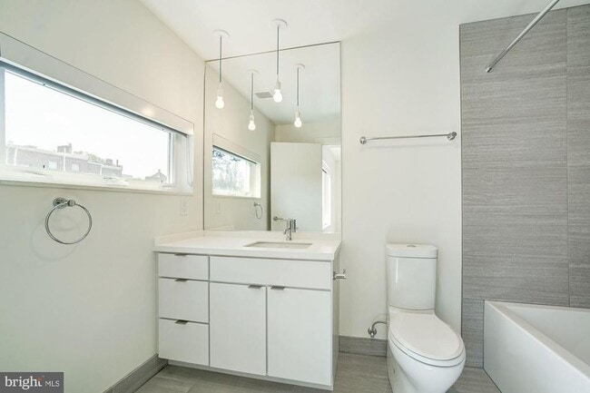 Foto del edificio - 446 Ridge St NW