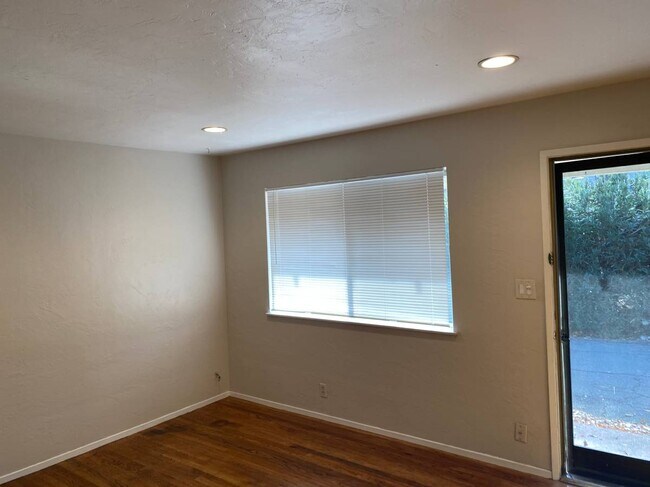 Building Photo - 370 S Buena Vista Ave