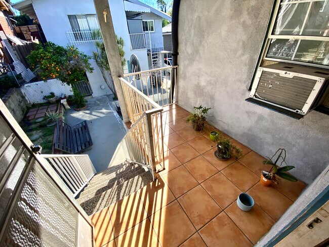 Foto del edificio - 1653 1/2 Maltman Ave