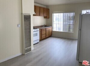 Building Photo - 910 S Kingsley Dr
