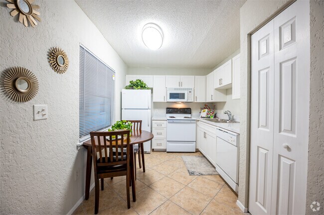 2 habitaciones, 2 baños - 900 pies cuadrados - Comedor y cocina - The Apartments at Oak Creek