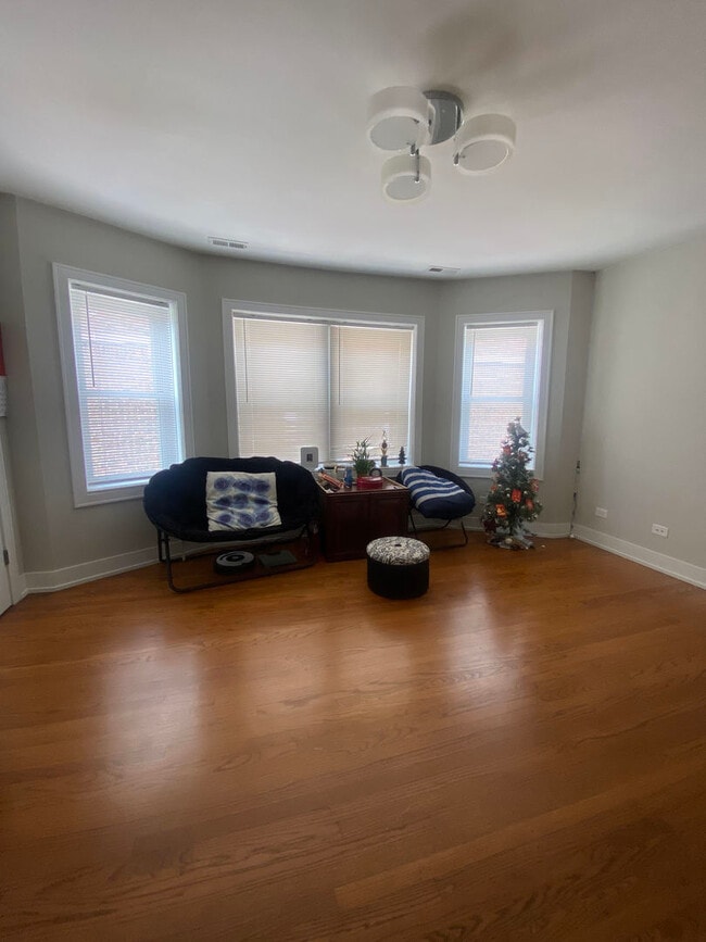 Foto del edificio - 6433 N Albany Ave