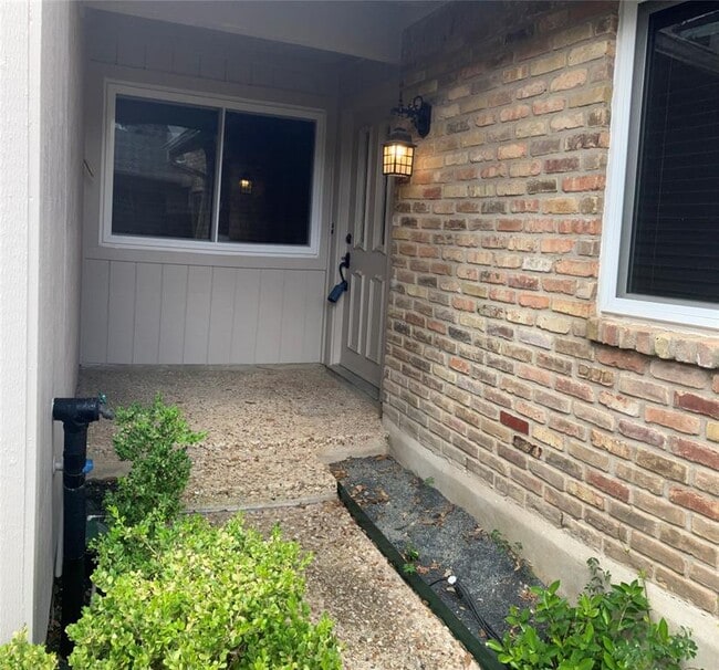 Building Photo - 8226 Summer Side Dr