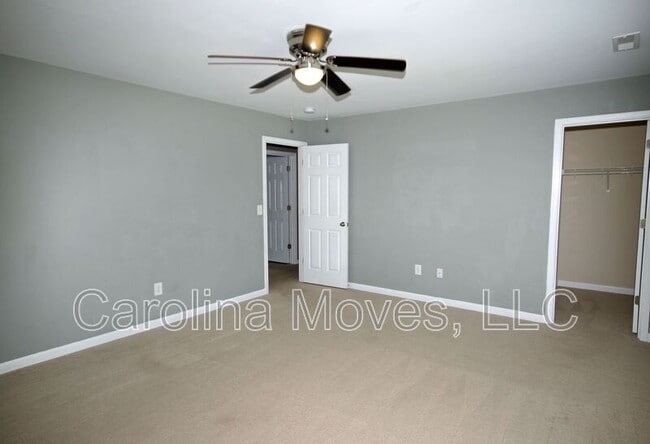 Foto del edificio - 689 Flintrock Dr