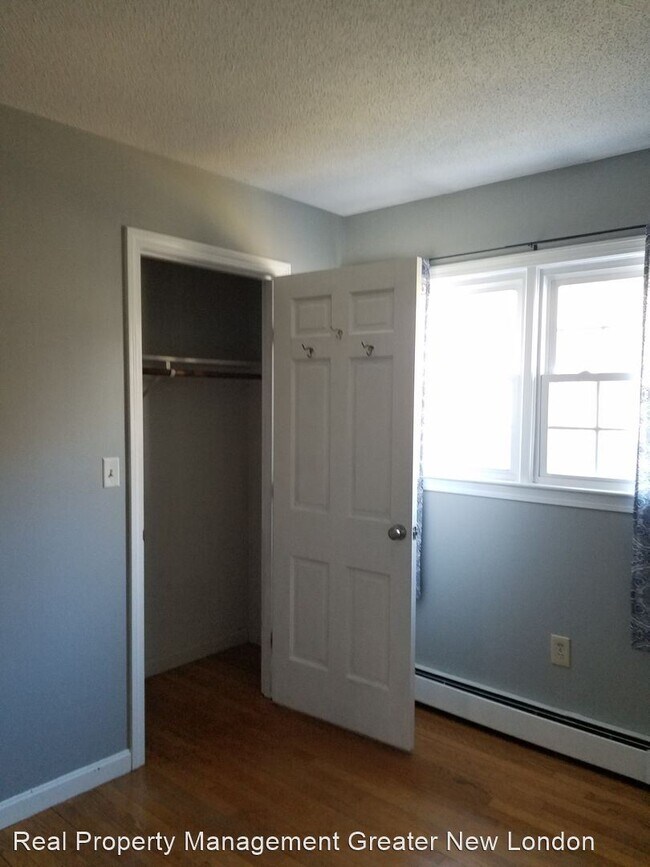 Building Photo - 4 br, 2.5 bath House - 5 Friar Tuck Dr