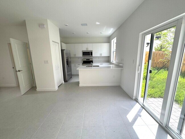 Foto del edificio - 2877 SE 24th Ave