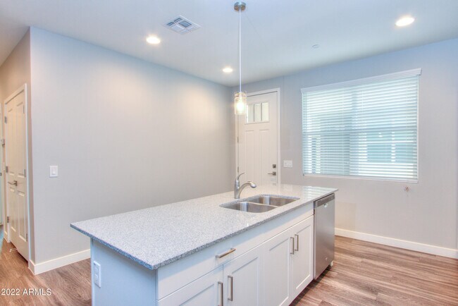 Foto del edificio - 2245 N Dayton St