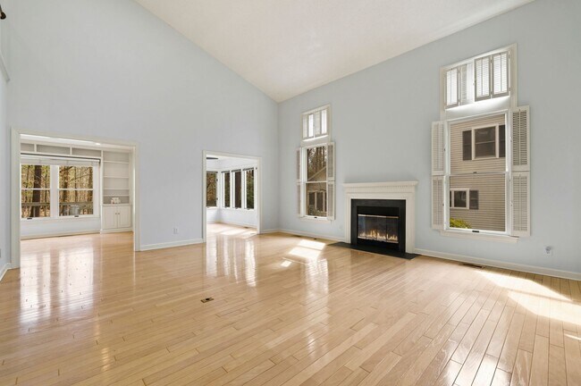 Building Photo - End-of-Year Move-In Special: Get November ...