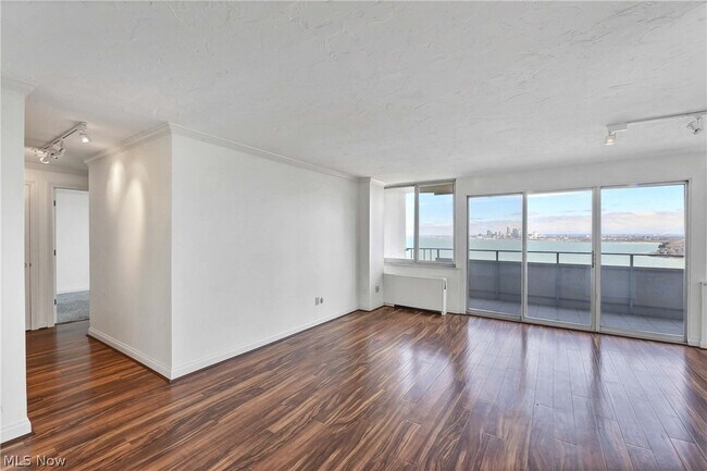 Foto del edificio - 12900 Lake Ave
