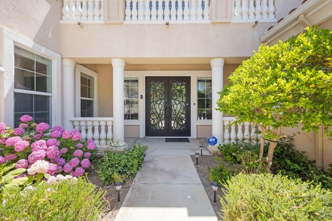 Foto del edificio - Exquisite Luxury Living in the Moorpark Co...