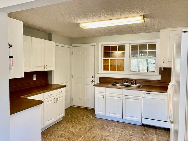 Building Photo - 1Bed/1Bath Multi-Family Unit Off Hwy 58!