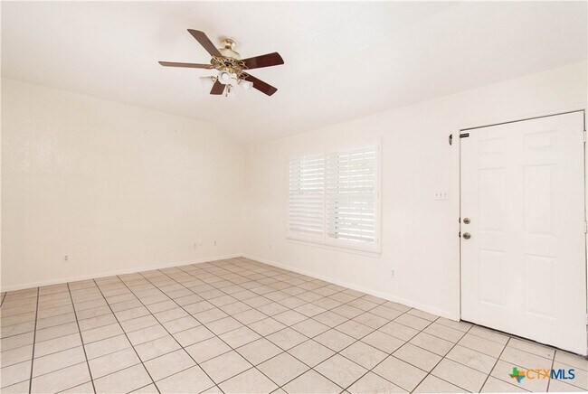 Foto del edificio - 11 Basswood Ct