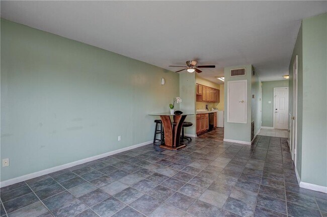 Foto del edificio - 2117 Giuffrias Ave