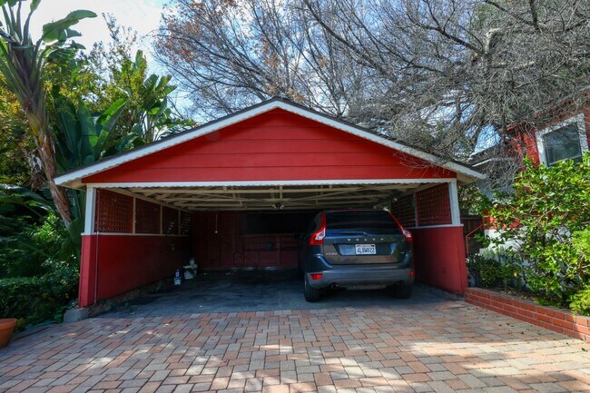 Building Photo - 703 Manzanita Ave