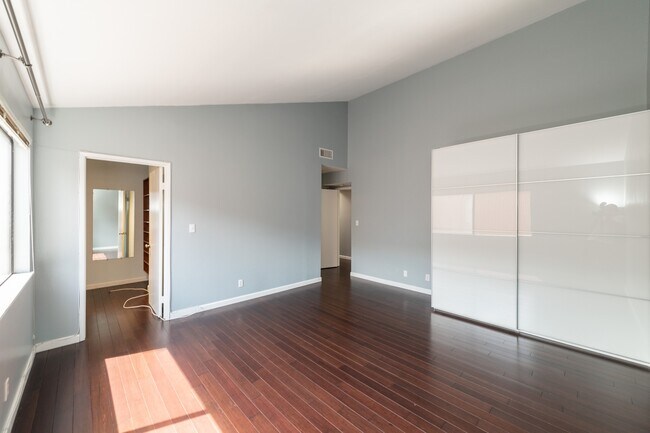 Building Photo - 4420 Ventura Canyon Ave