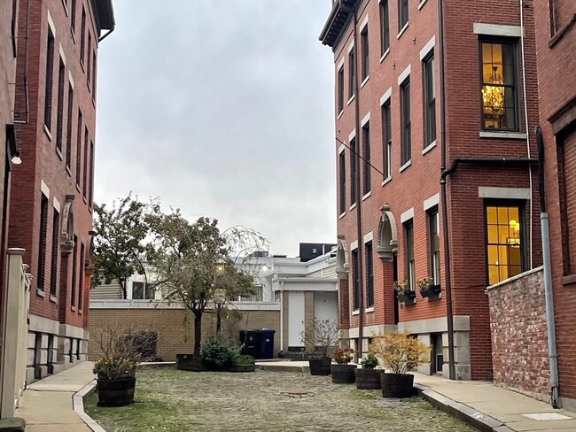 Building Photo - 2 Harvard Pl