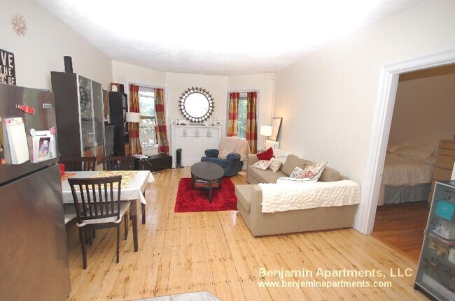 Foto del edificio - 1067 Beacon St