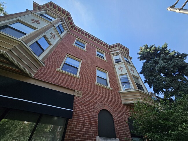 Building Photo - 3800 N Wilton Ave