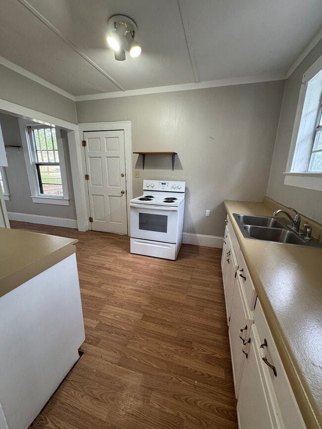 Building Photo - 927 Highland Ave