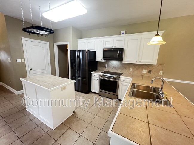 Building Photo - 9449 Hidden Trail Dr