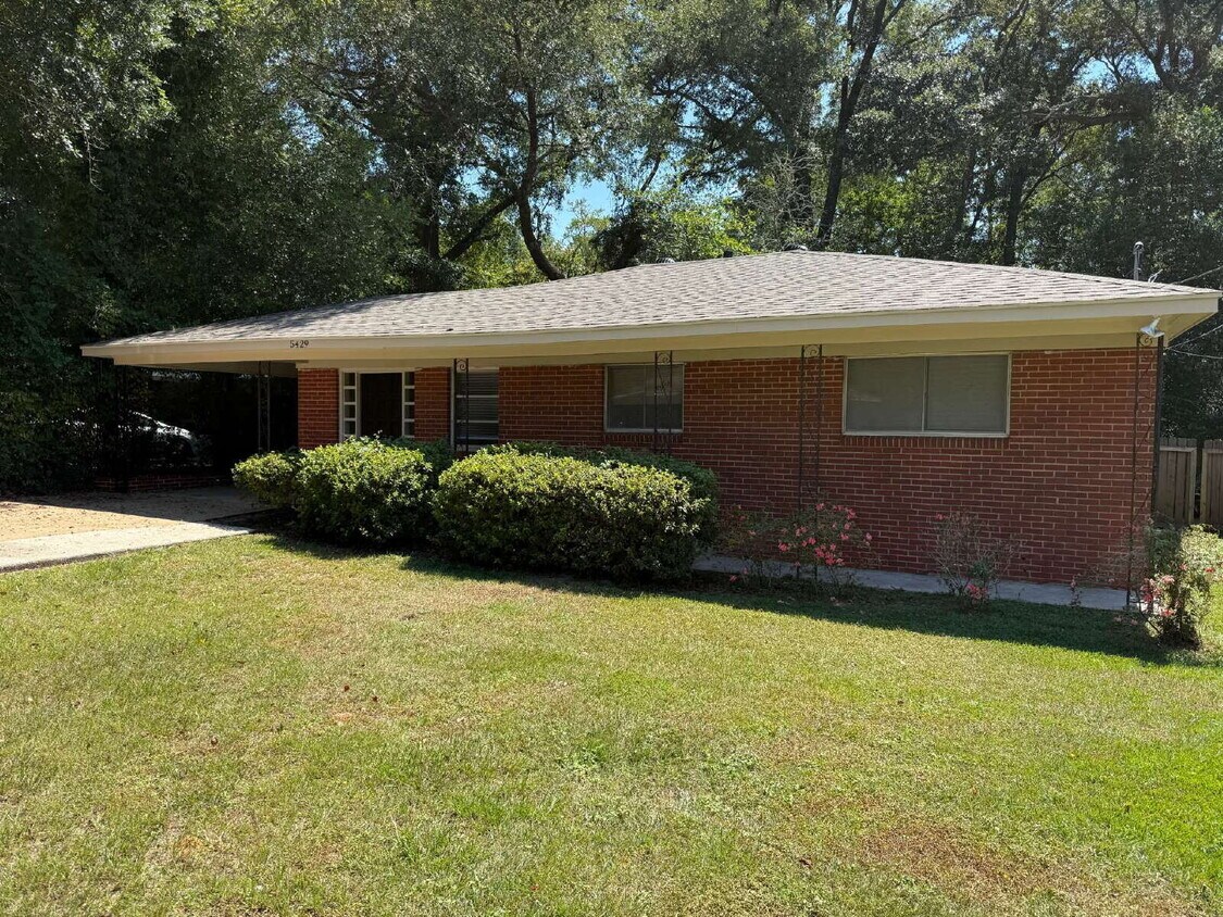 Foto principal - Charming cottage near the heart of Springhill. Home features 3 bedrooms, 1 bath and a fenced yard...