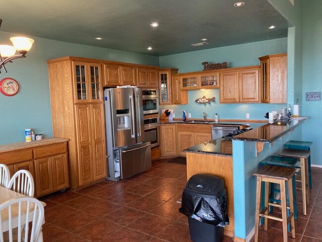 Building Photo - 215 Mountain Top