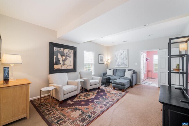 Foto del edificio - 719 Rainier Rd