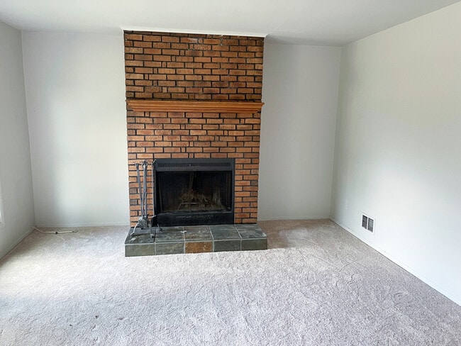 Building Photo - 933 Topview Dr
