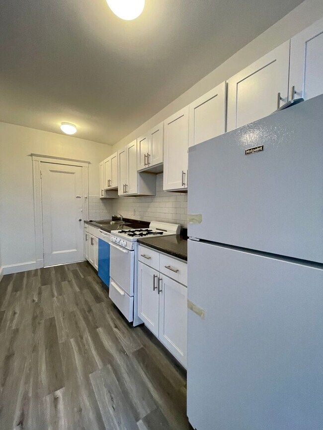 Foto del edificio - NO BROKER FEE! BRIGHTON 2 BED ALONG GREEN LINE WITH DISHWASHER, HT HW INCLUDED