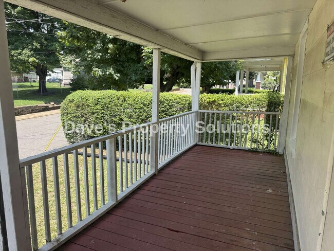 Building Photo - Spacious & Refreshed 1 Bed, 1 Bath Duplex | High Ceilings & Ample Parking!