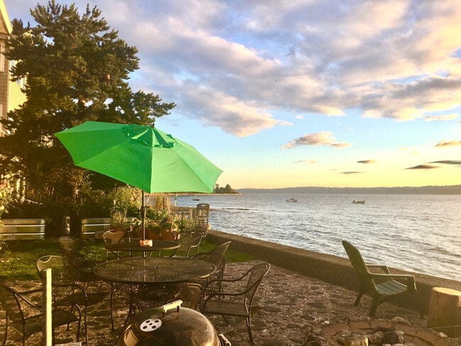 Building Photo - 4136 Beach Dr SW