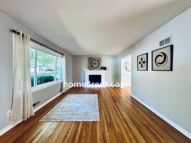 Building Photo - Attractive Overland Park Home w/ Wood Floo...