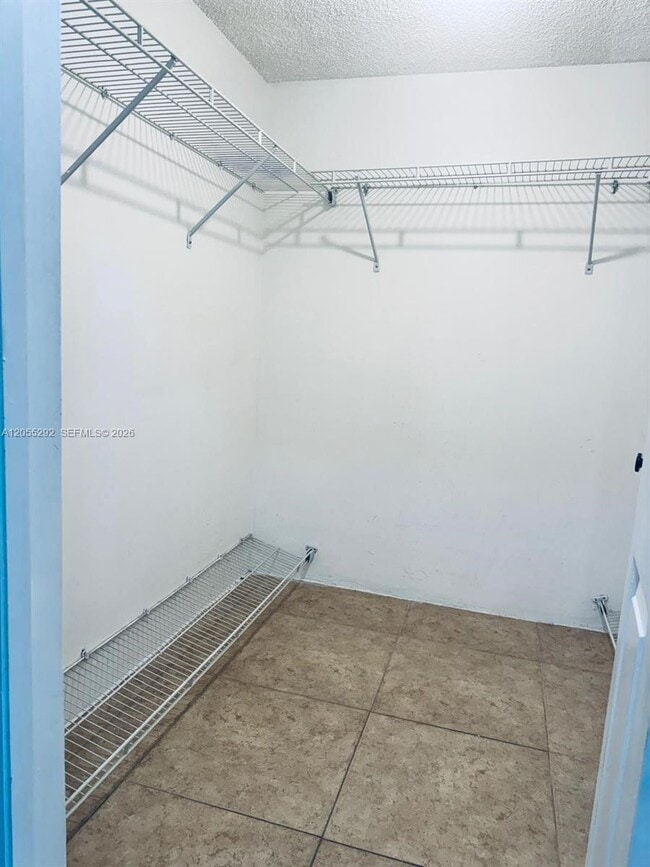 Building Photo - 140 Lakeview Dr