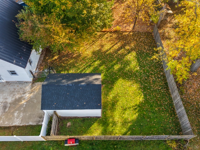 Building Photo - 504 W 1st St