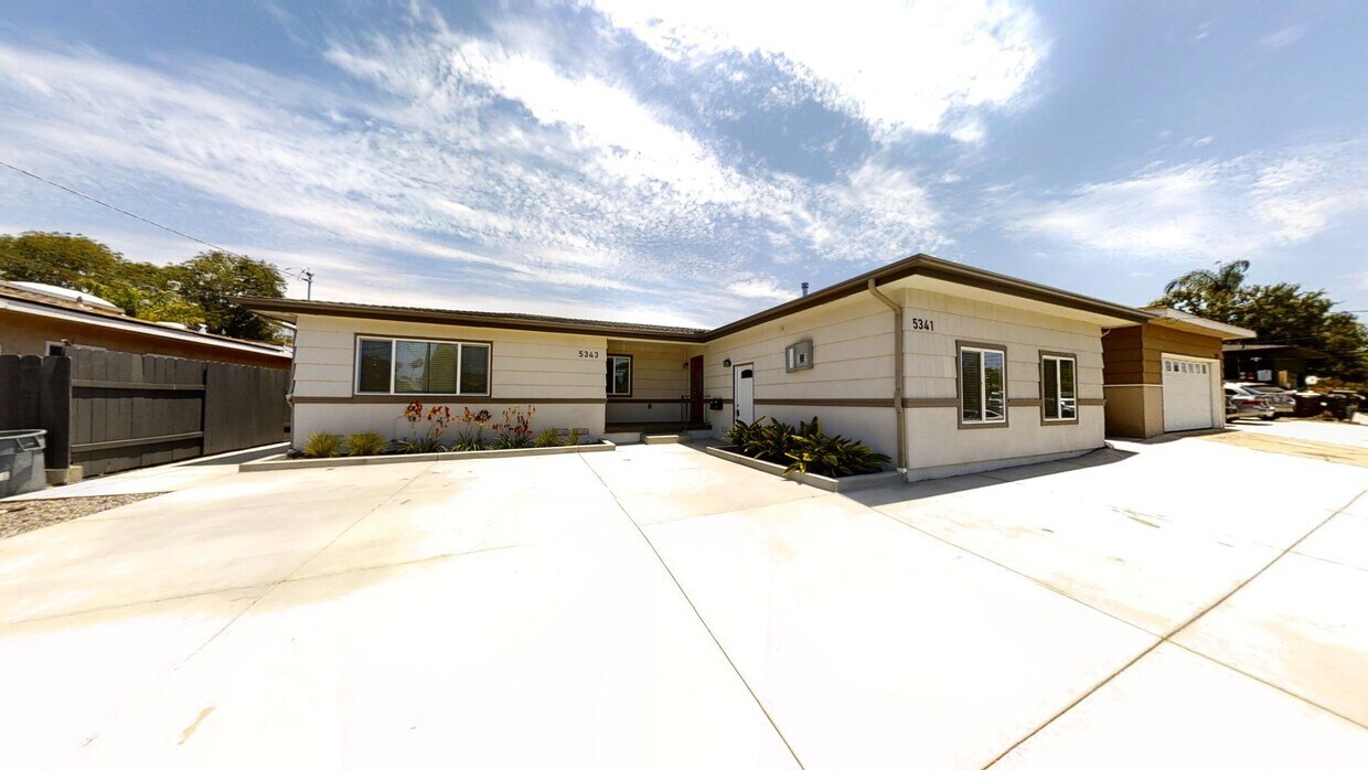 Foto principal - Renovated! 8BD/4BA with POOL!! (Lease Out ...