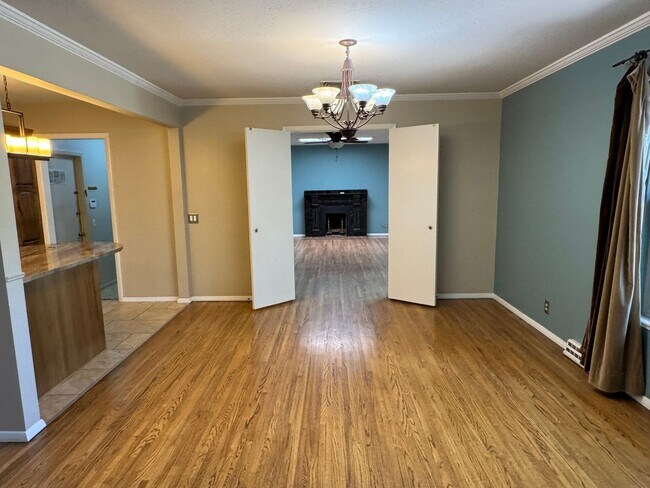 Building Photo - 4 Bedroom, 2 Bathroom Home near Louisiana & Osuna