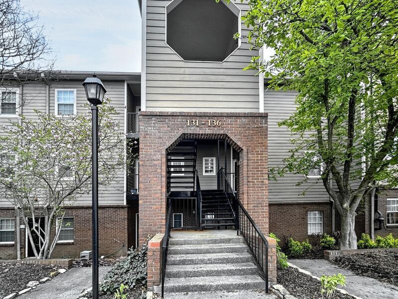 Foto principal - 135 West End Pl