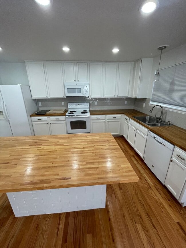 Photo - Spacious and Bright with a GREAT YARD,4bd/3.5 ba Home in Northglenn, Near Parks, New Paint and Ca...