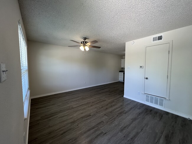 Building Photo - 824 Park View