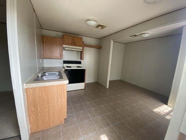 Building Photo - 1227 W Kenedy Ave