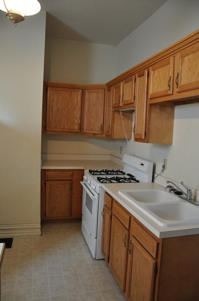 Building Photo - 308 S Broadway Park