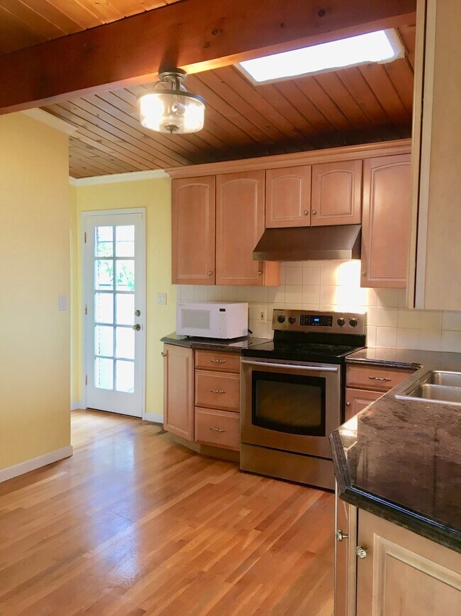 Building Photo - Elegant South Mercer Island Home with Lake...